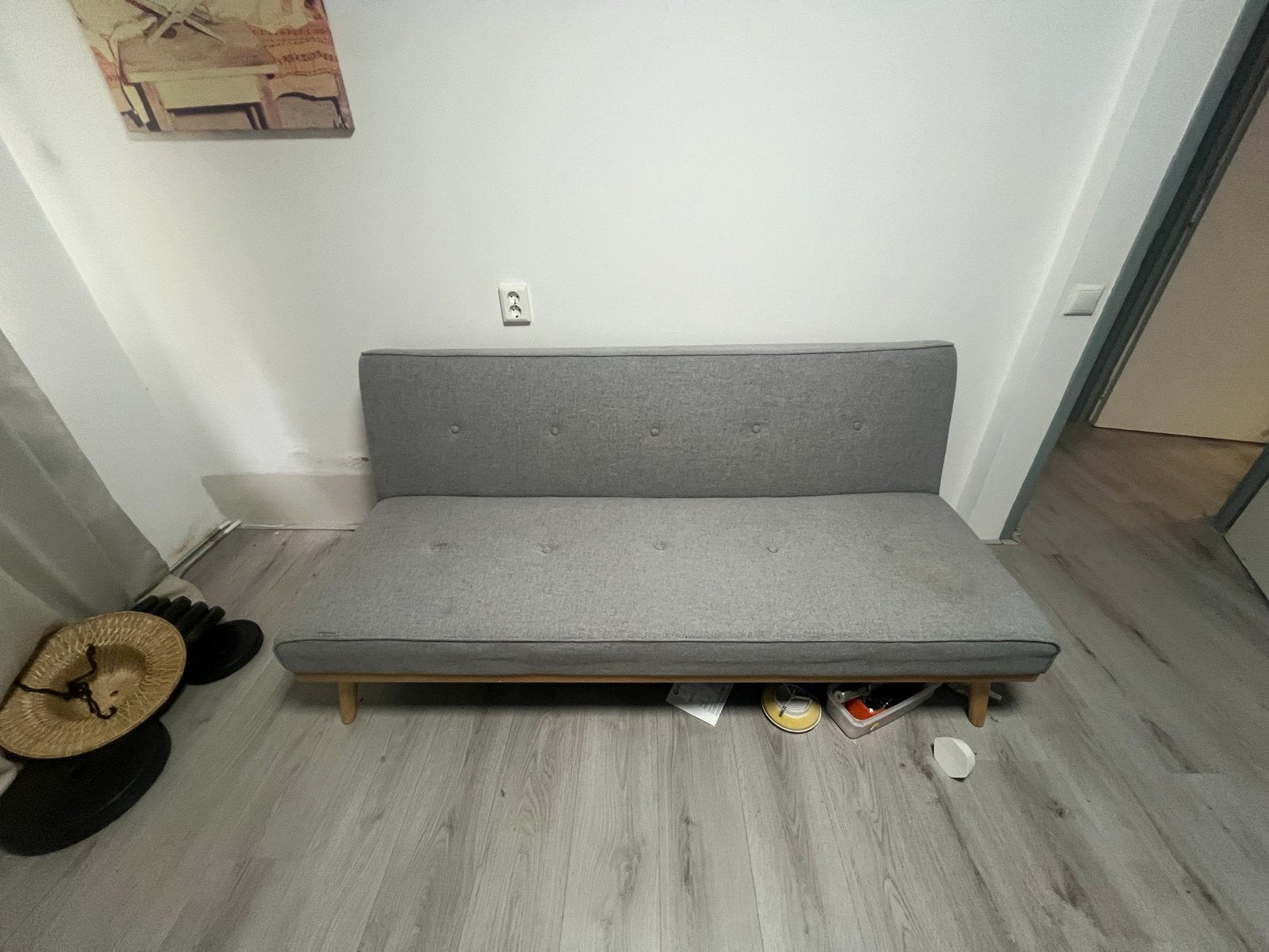 Grijze slaapbank met houten onderstel, Gebruikt, 150 tot 200 cm, Tweepersoons, 75 tot 100 cm
