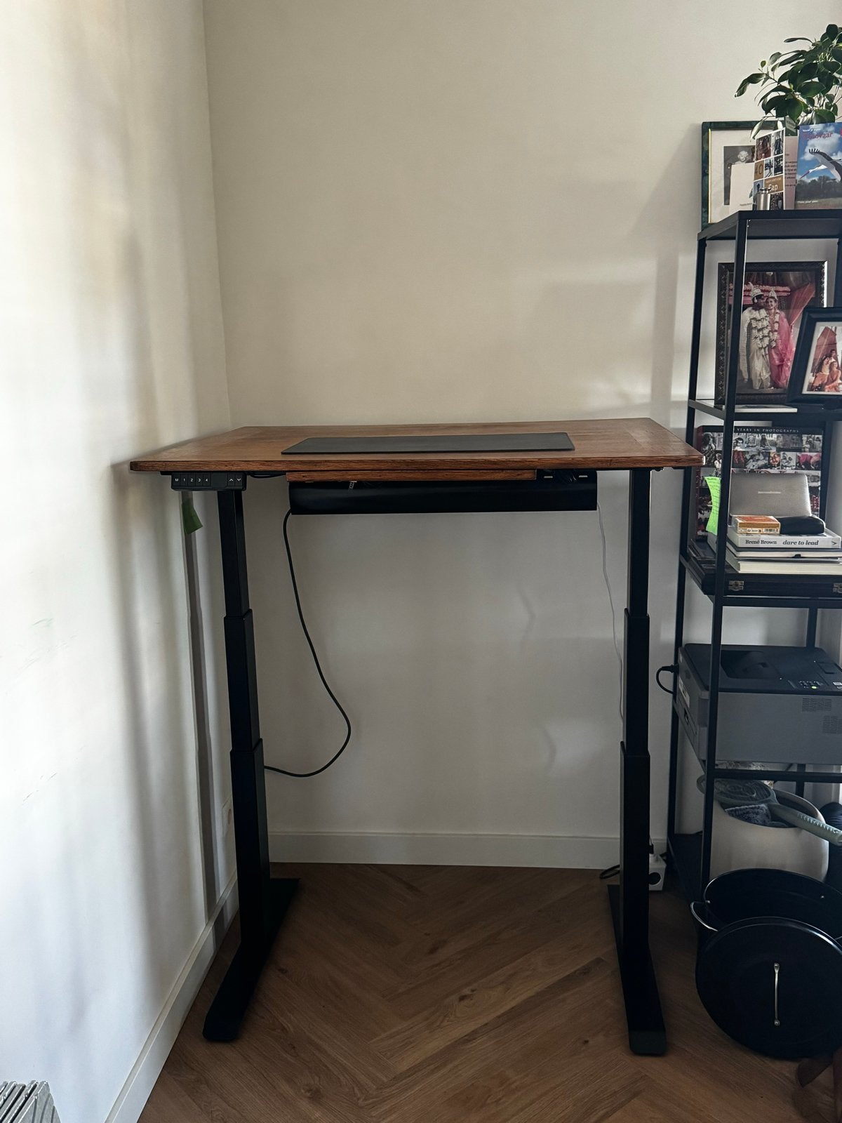 Electric sit-stand desk + monitor riser & laptop holder, Ophalen, Elektrisch, Scandinavisch, Hout