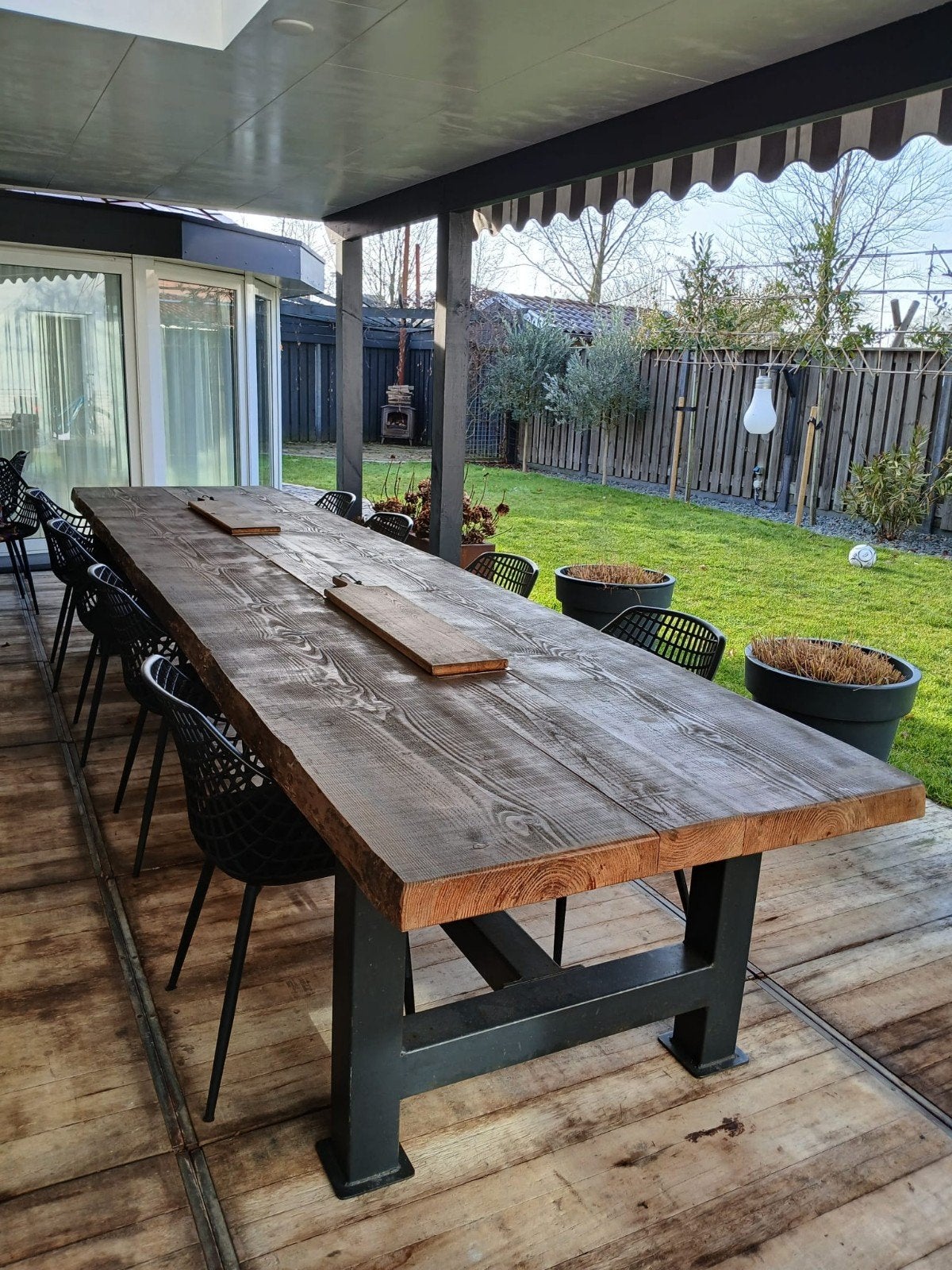 Robuuste houten tafel met stalen onderstel en 2 gasvuurkorve, Ophalen, Gebruikt, Rechthoekig, Hout