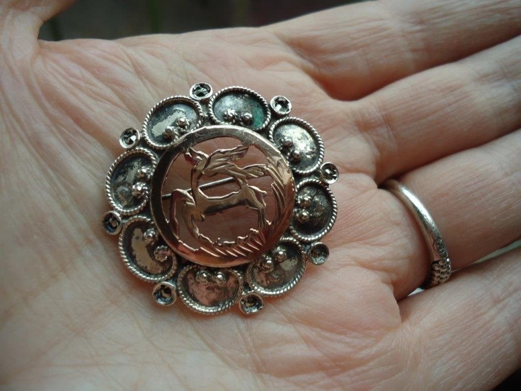 mooie echt zilveren antieke broche met roze hert gemerkt, Overige kleuren, Minder dan 4 cm, Ophalen of Verzenden, Zo goed als nieuw