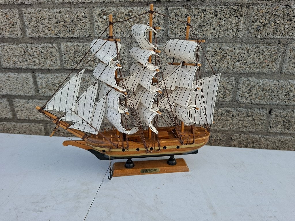 Mooi zeilschip model. Afmetingen: 32 cm breed, 32 cm hoog, Ophalen of Verzenden, Gebruikt