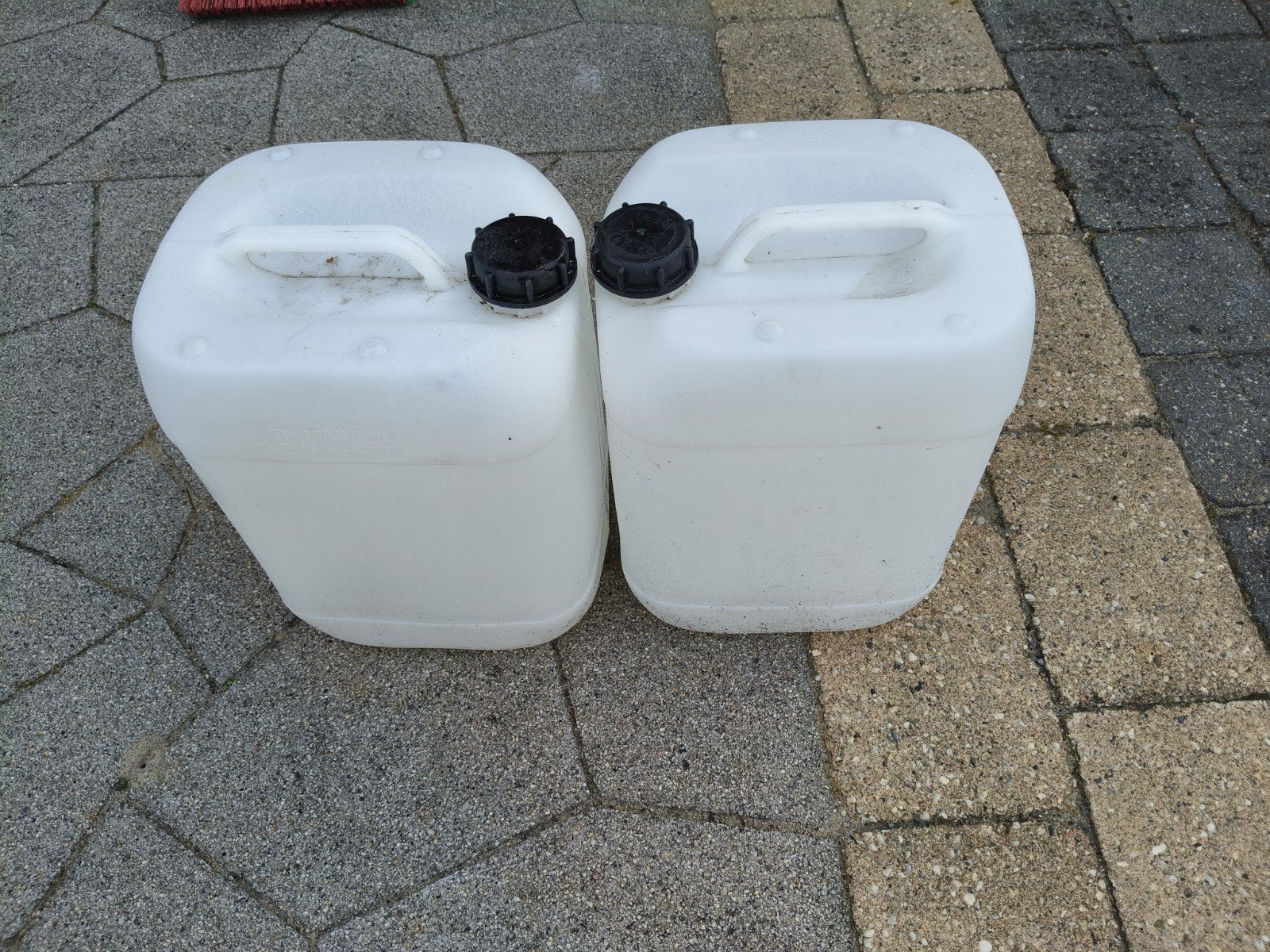 2 witte lege Jerrycans 20 liter ps, Minder dan 75 liter, Ophalen, Zo goed als nieuw