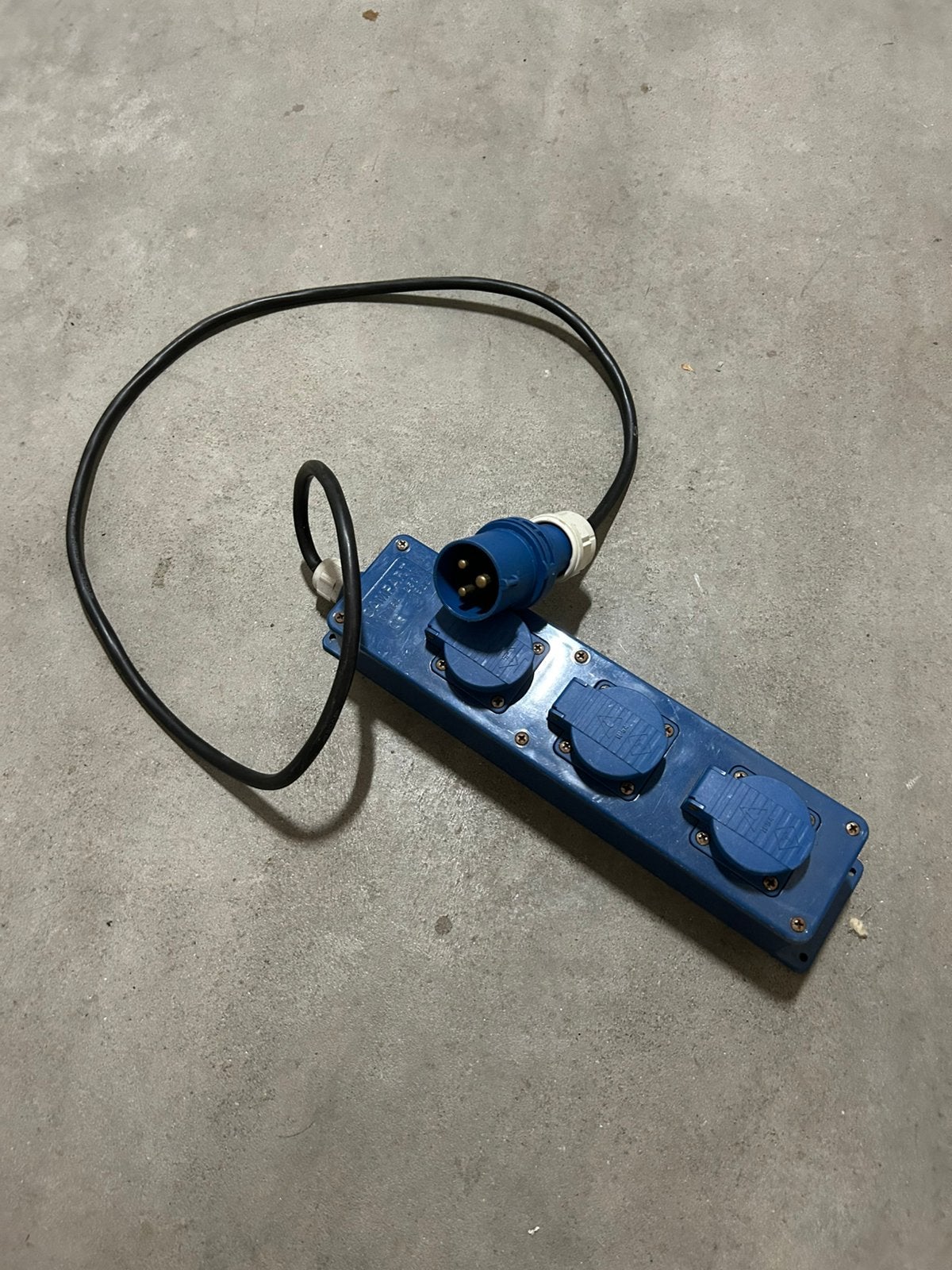 Cee stekker met drie voudig stopcontact 230volt, Verzamelen, Sleutelhangers, Ophalen of Verzenden, Zo goed als nieuw