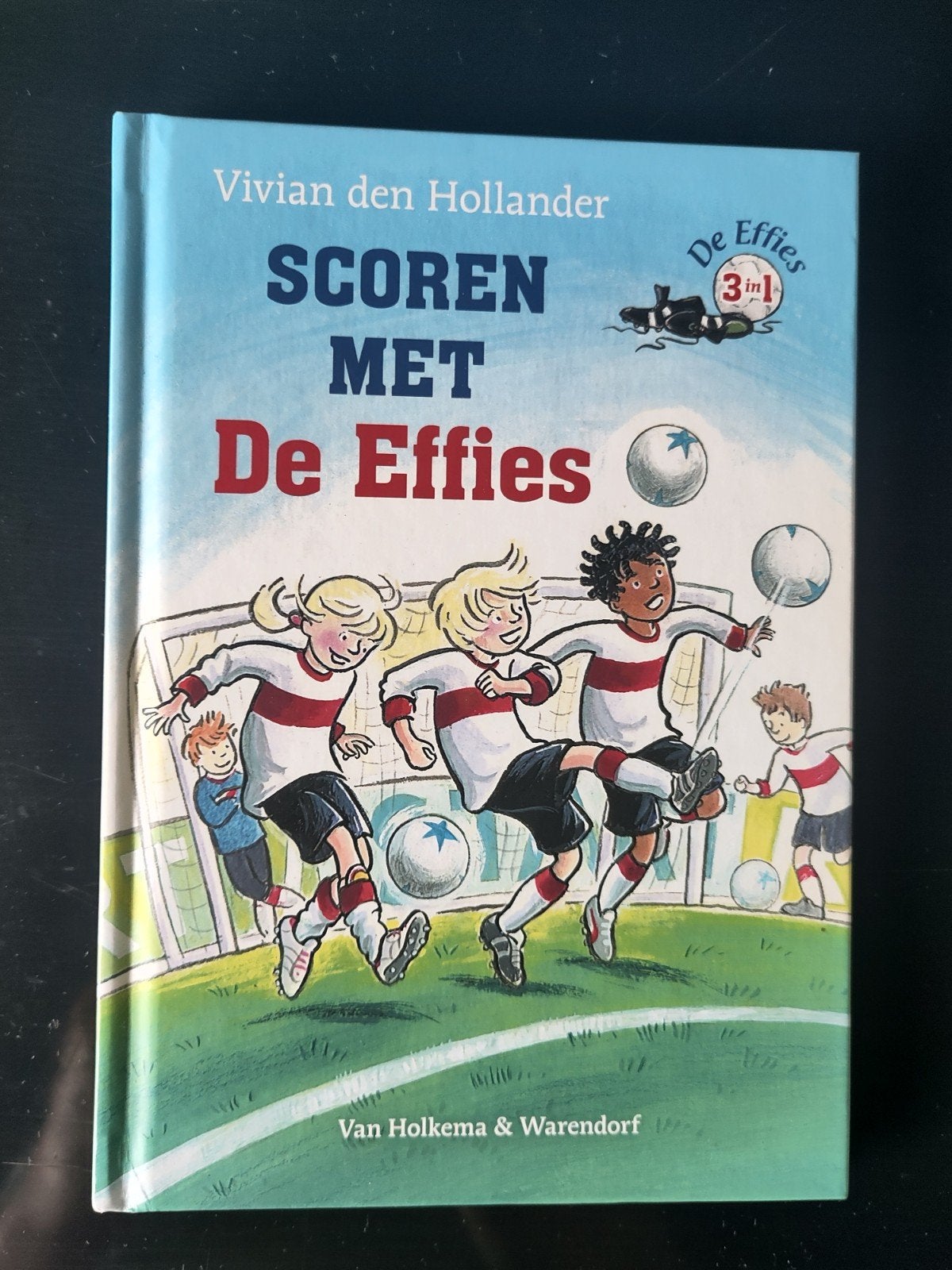 Scoren met De Effies - Vivian den Hollander (3 in 1), Boeken, Ophalen of Verzenden, Zo goed als nieuw, Vivian den Hollander, Fictie algemeen