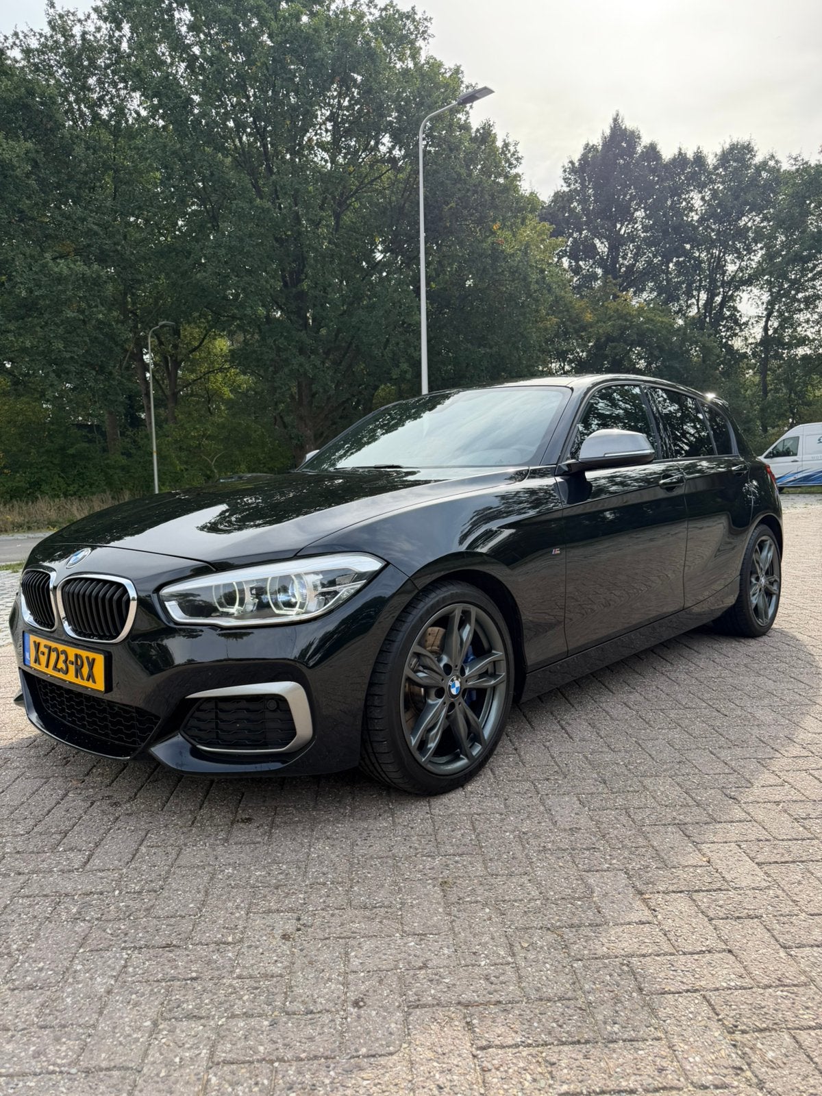 BMW 1-Serie 3.0 M135i 5DR Xdrive AUT 2016 Zwart, Auto's, Zwart, Zwart, Leder, Skiluik