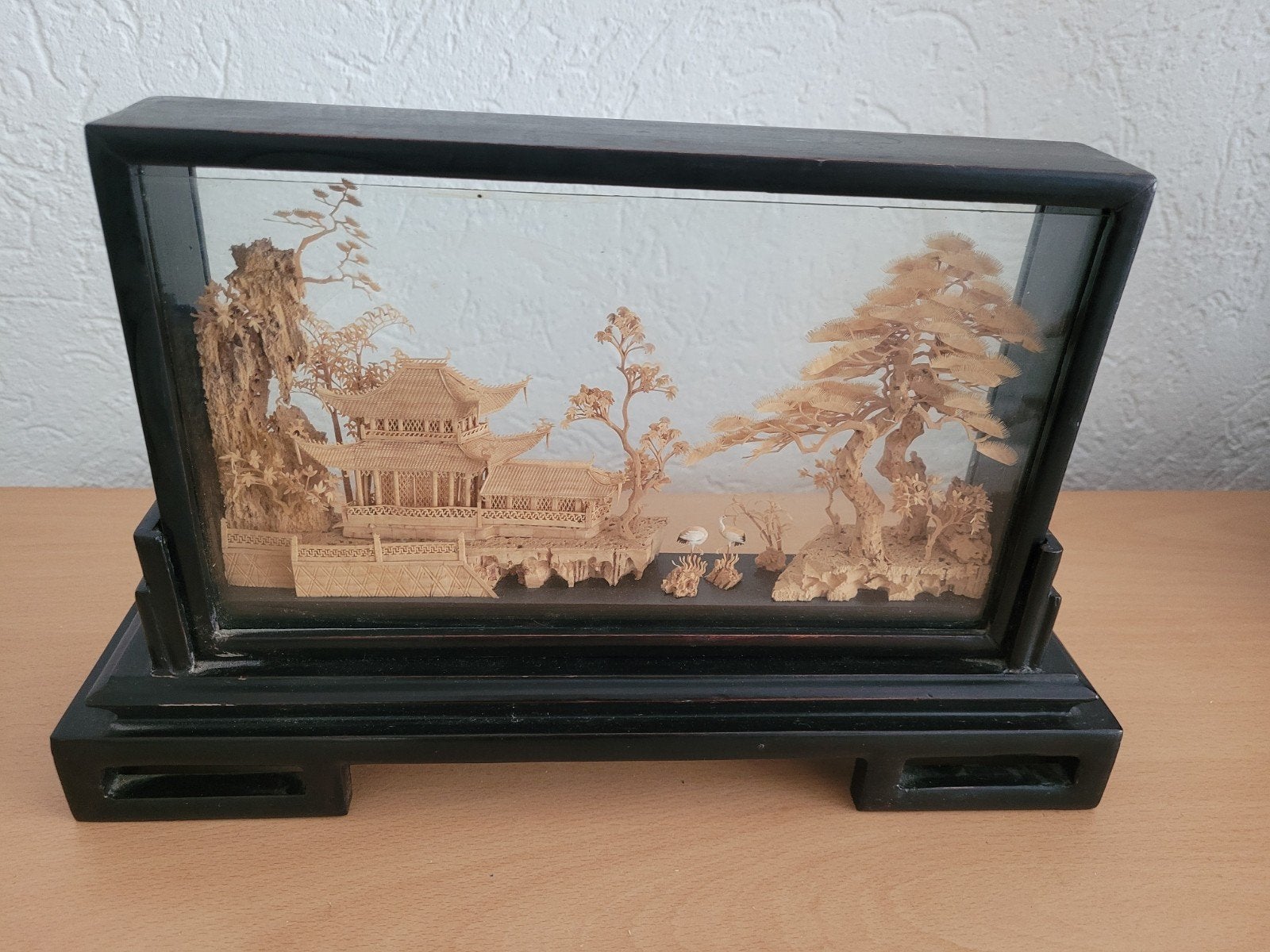 Chinees kurk snijwerk in glazen vitrine, Hout, Ophalen of Verzenden, China, Meerkleurig