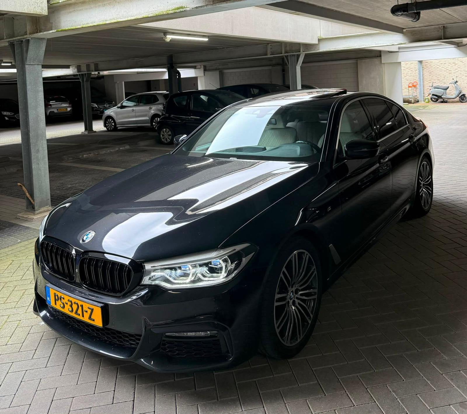 BMW 5-Serie 520i Zwart M pakket Pano Memory G30