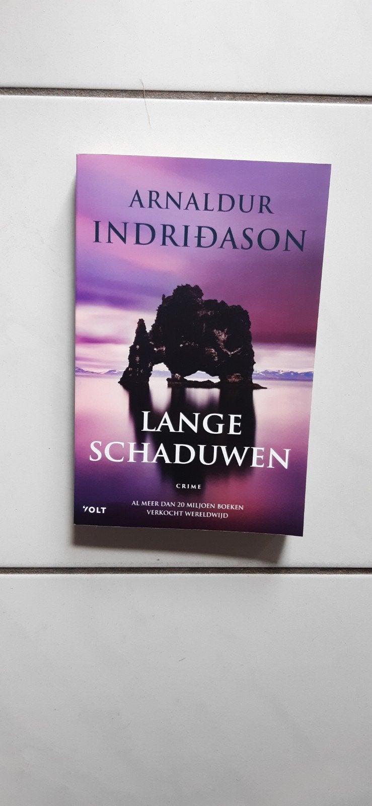 Arnaldur Indridason : Lange Schaduwen   (2025), Ophalen of Verzenden, Zo goed als nieuw, Arnaldur  Indridason