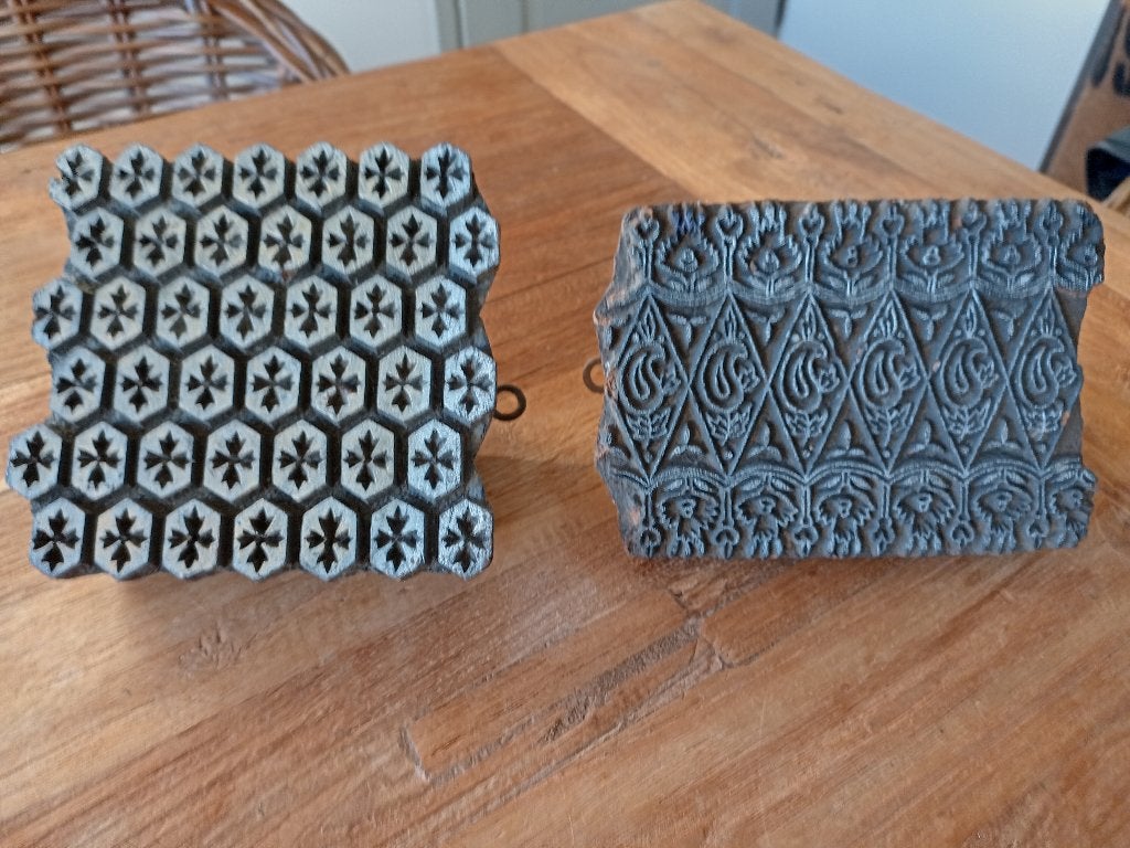 2 oude houten Batik stempels Tjaps mooie motieven, Ophalen of Verzenden