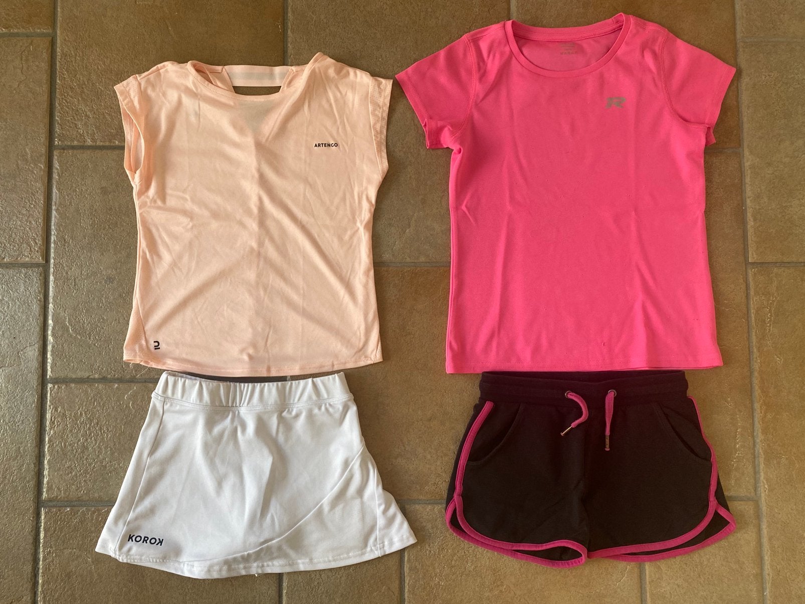 Twee sportsetjes, gymsetjes maat 140 van Decathlon, Time2run, Ophalen of Verzenden, Gebruikt, Meisje, Sport- of Zwemkleding
