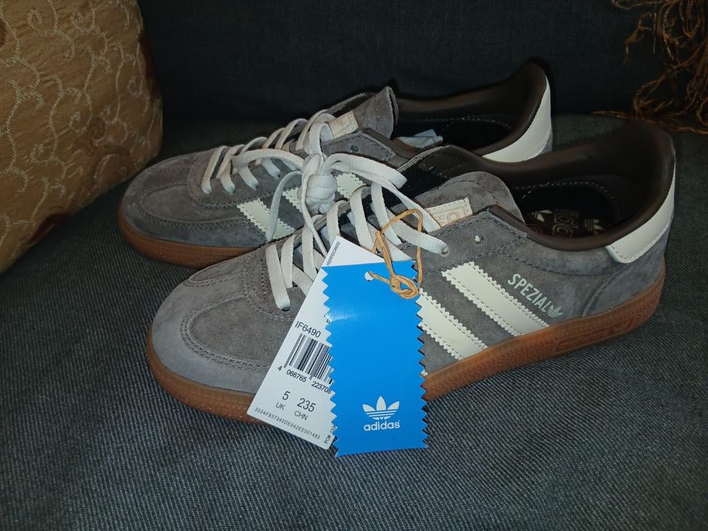 Nieuwe Adidas Spezial sneakers - grijs met witte strepen, Kleding | Dames, Schoenen, Ophalen, Adidas, Nieuw, Sneakers of Gympen