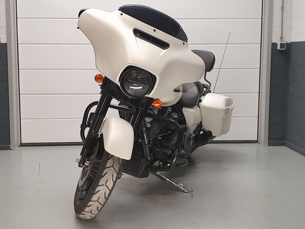 Harley-Davidson FLHXS Street Glide Special 107 HARLEY-DAVIDS, Laan van Vredenoord 33
2289 DA  RIJSWIJK, NL, Info@harley-davidson.com