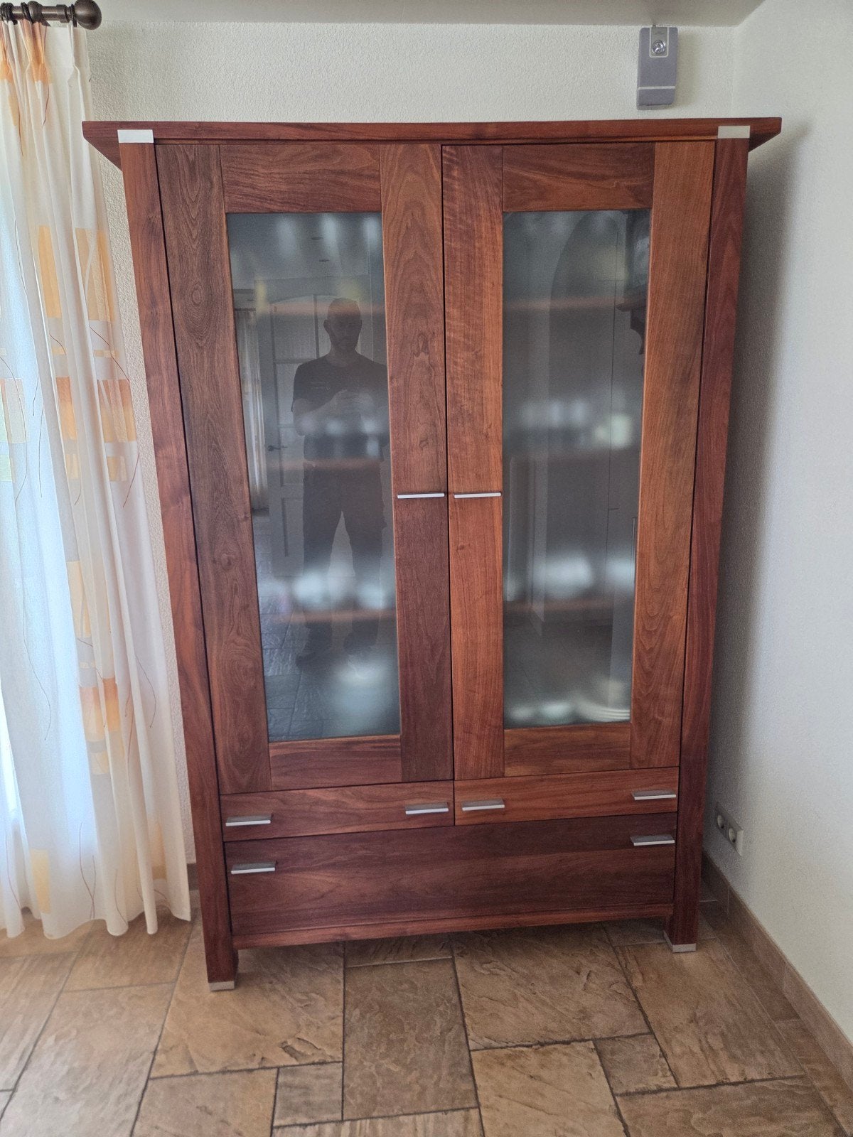 Kersenhouten vitrinekast met matglas - 210x147x44cm, 100 tot 150 cm, 200 cm of meer, Ophalen of Verzenden, Zo goed als nieuw