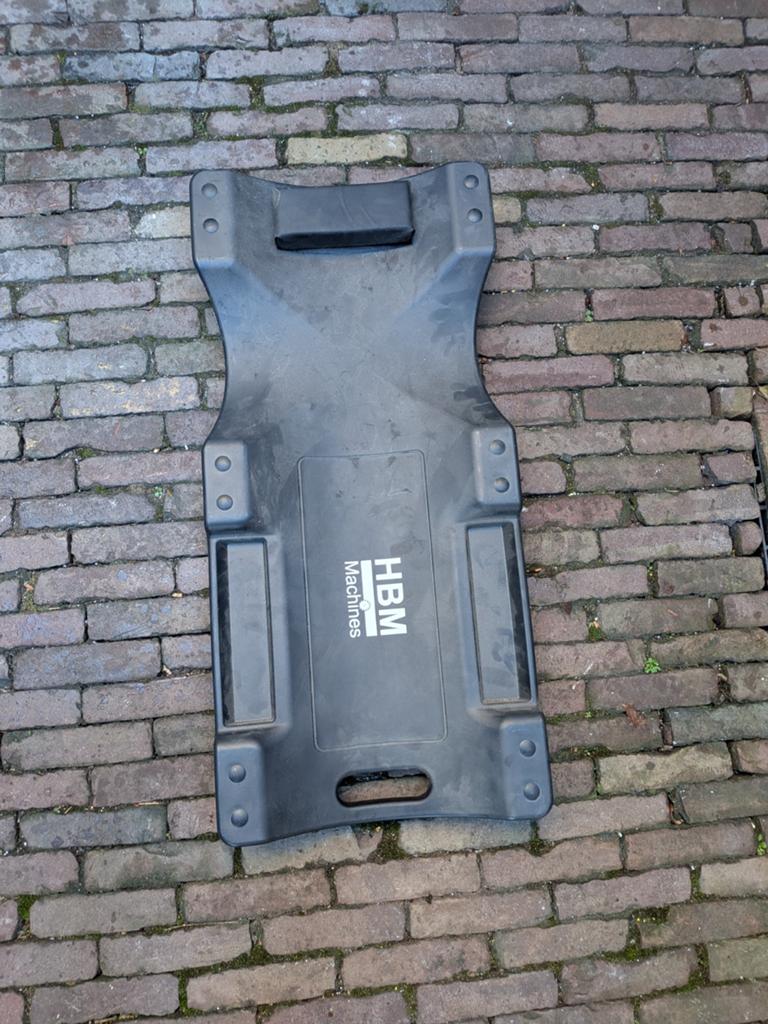 HBM verrijdbare ligmat. garagebed, Ophalen, Zo goed als nieuw