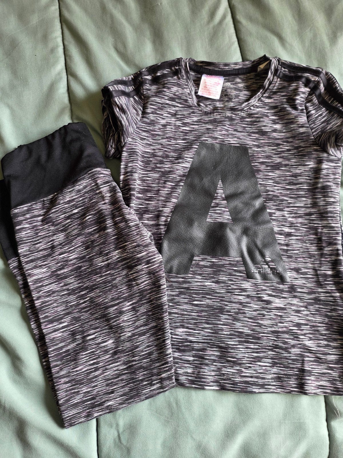 Adidas sport set shirt en legging maat 140, Adidas, Meisje, Sport- of Zwemkleding, Ophalen of Verzenden