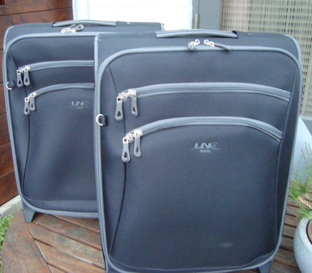 Twee zwarte Line Travel koffers, Overige materialen, Wieltjes, 50 tot 60 cm, Ophalen of Verzenden