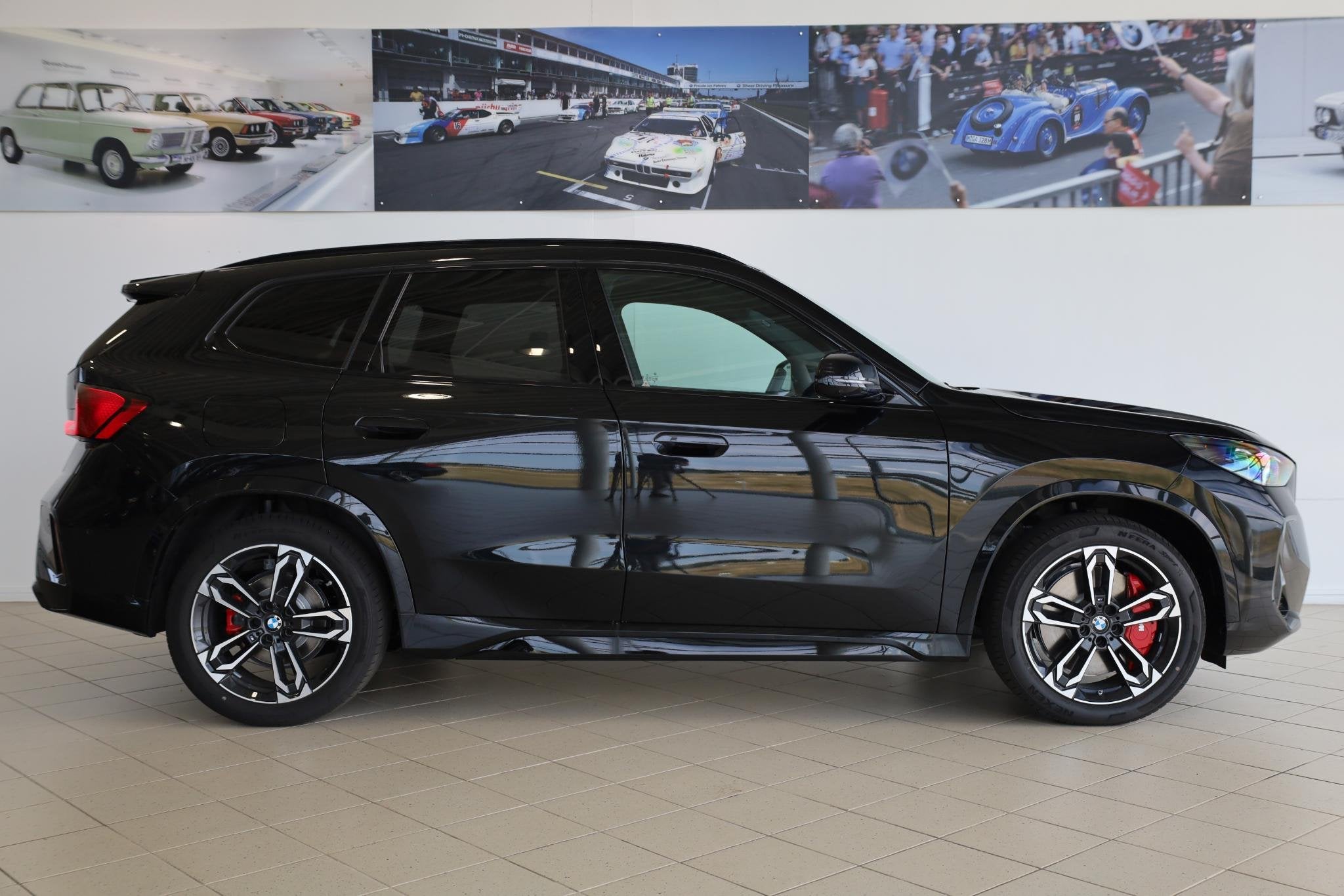 BMW iX1 eDrive20 | M Sport Pro | Panoramadak | Driving Assis, 514 km, 750 kg, Met garantie (alle), Zwart