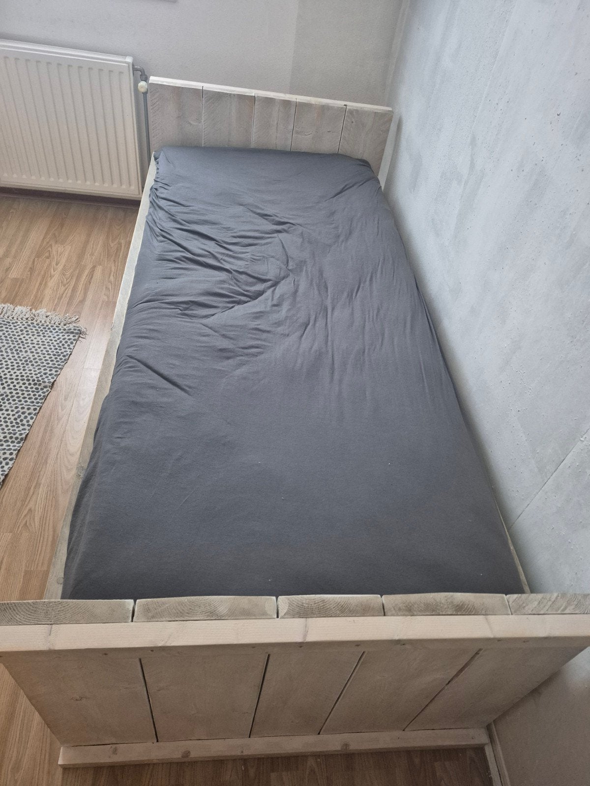 Eenpersoonsbed 90x200 cm met matras, echt hout, Huis en Inrichting, Ophalen, 90 cm, Eenpersoons, Zo goed als nieuw