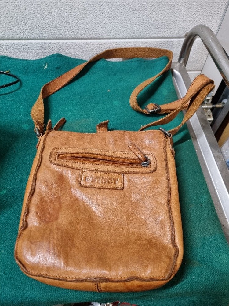 schoudertas dstrct leer cognac kleur veel vakken, Sieraden, Tassen en Uiterlijk, Ophalen of Verzenden, 'T Olde Gre-j, Info@toldegrej.nl