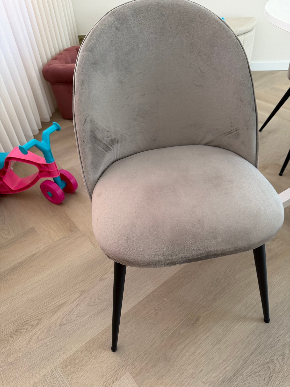 Set van 4 grijze stoelen met lichte gebruikerssporen entafel, Ophalen, Gebruikt, Vier, Stof