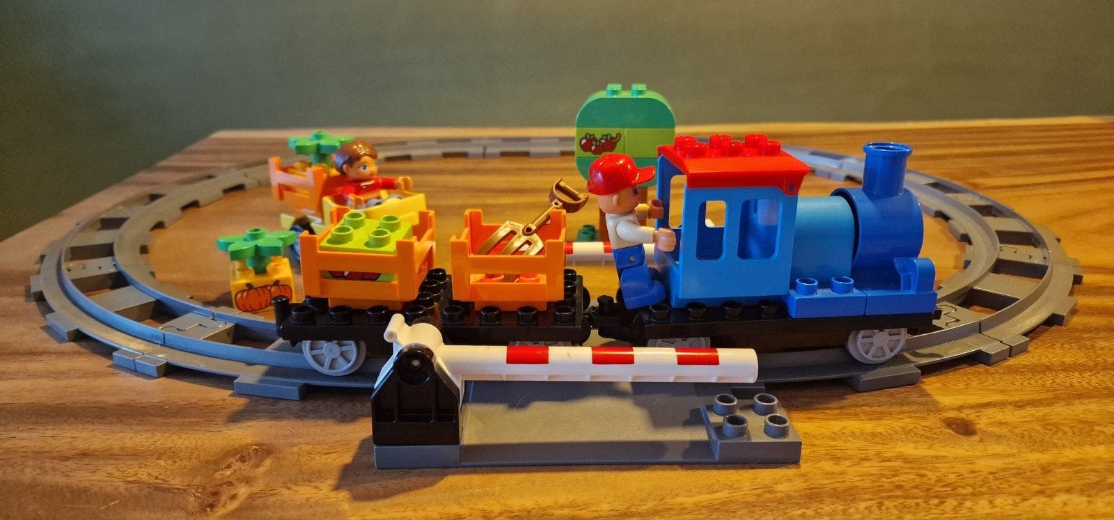 Lego Duplo Trein (10810) met spoorwegovergang en figuren, Inclusief minifiguren, Gebruikt, Ophalen of Verzenden, Duplo