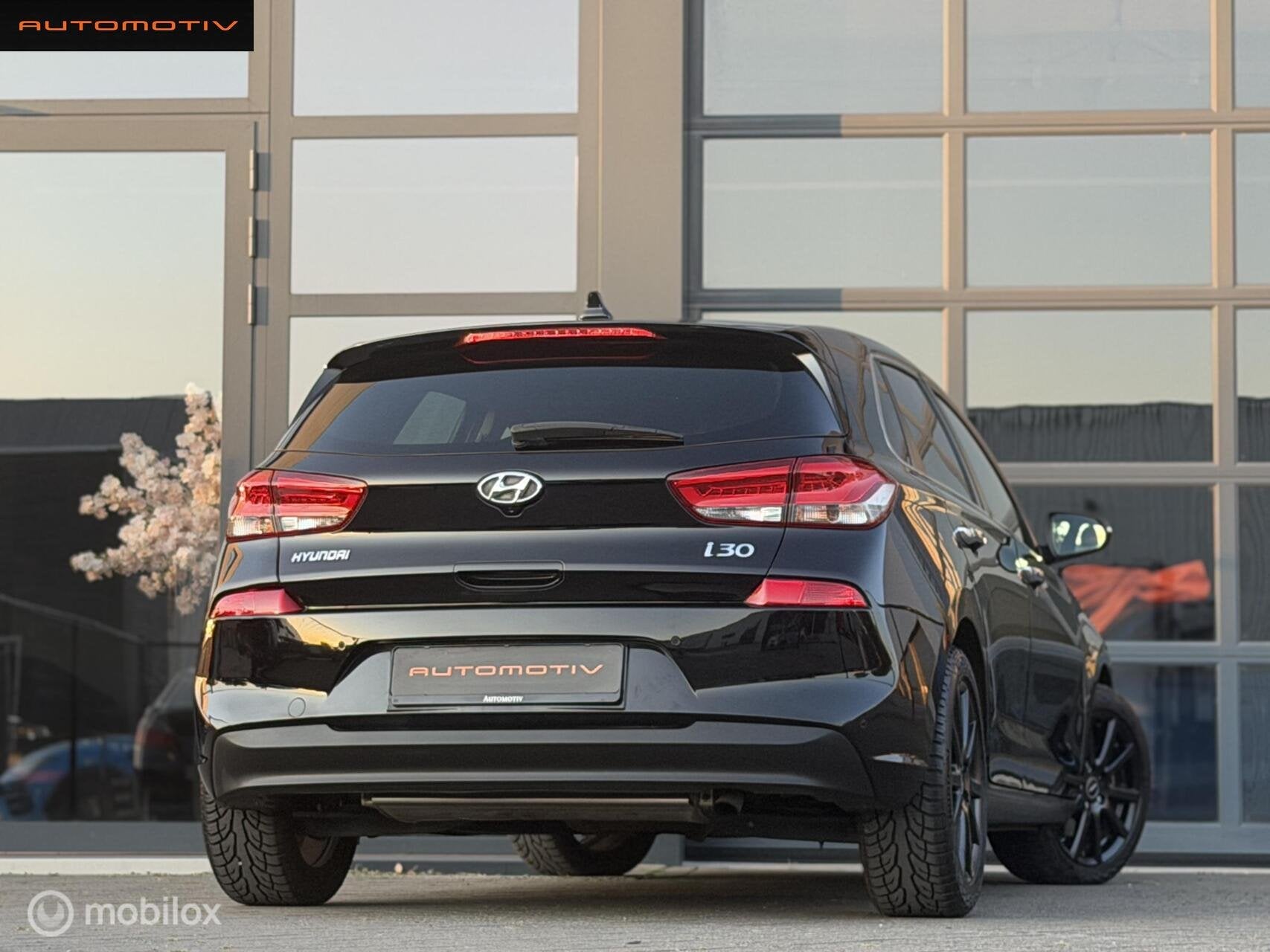 Hyundai i30 1.0 T-GDI Premium NAP / DAB / CAMERA, Auto's, Hyundai, Euro 6, Leder en Stof, Zwart, Origineel Nederlands