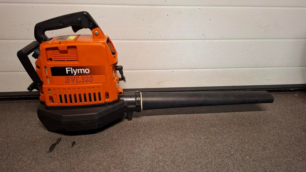 Flymo BVL320 bladblazer (Husqvarna), Ophalen, Benzine, Gebruikt, Handgedragen