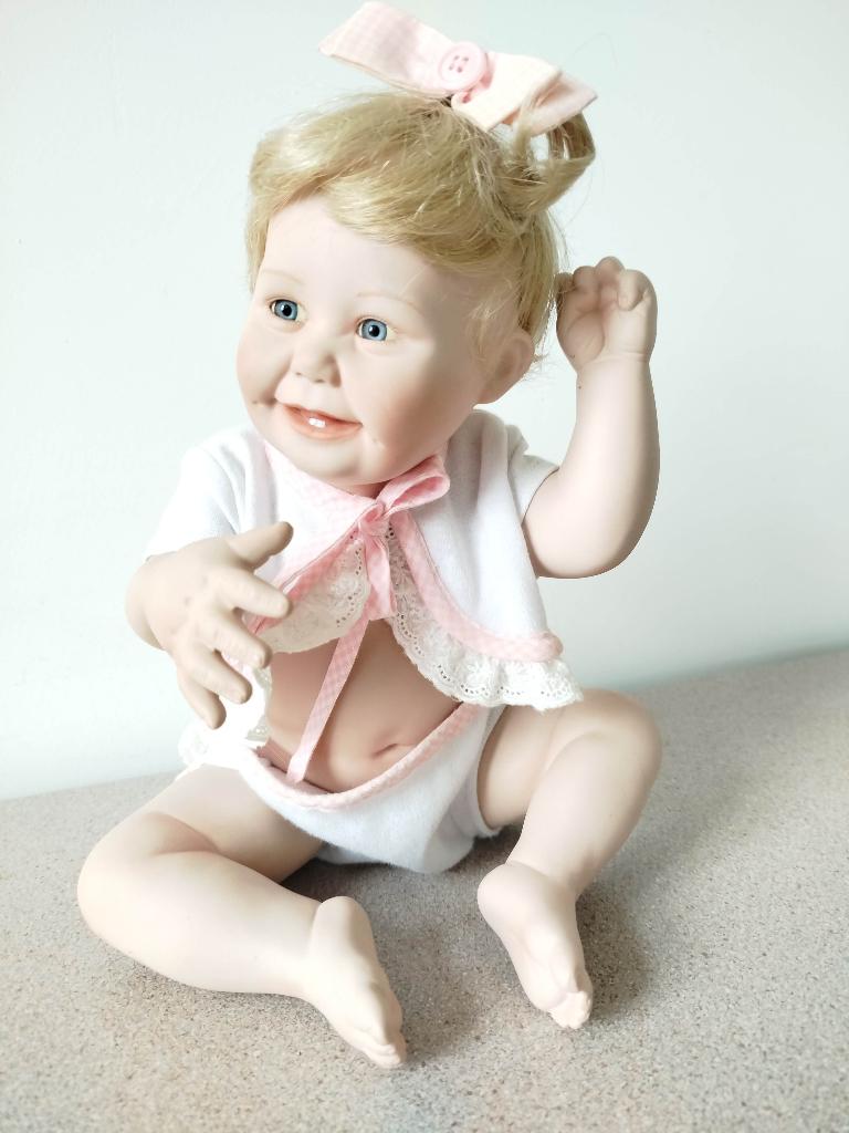 Porseleinen babypop The Leonardo Collection circa 35 cm, Verzamelen, Ophalen of Verzenden, Zo goed als nieuw, Pop