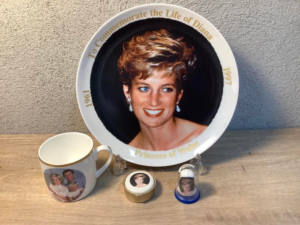 Prinses Diana bord mok vingerhoedje en pillendoosje, Verzamelen, Muziek, Artiesten en Beroemdheden, Ophalen of Verzenden, Gebruiksvoorwerp