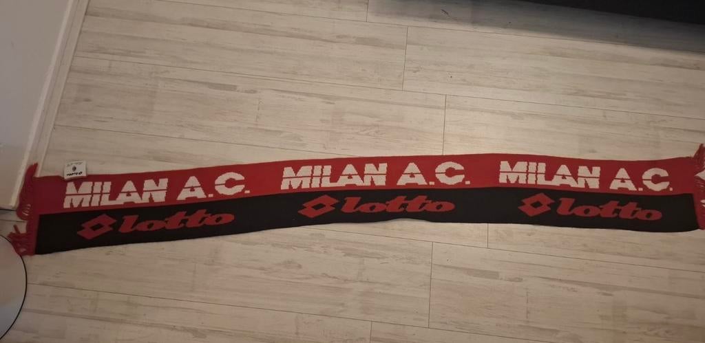 AC Milan sjaal, Ophalen of Verzenden, Zo goed als nieuw, Buitenlandse clubs, Vaantje of Sjaal