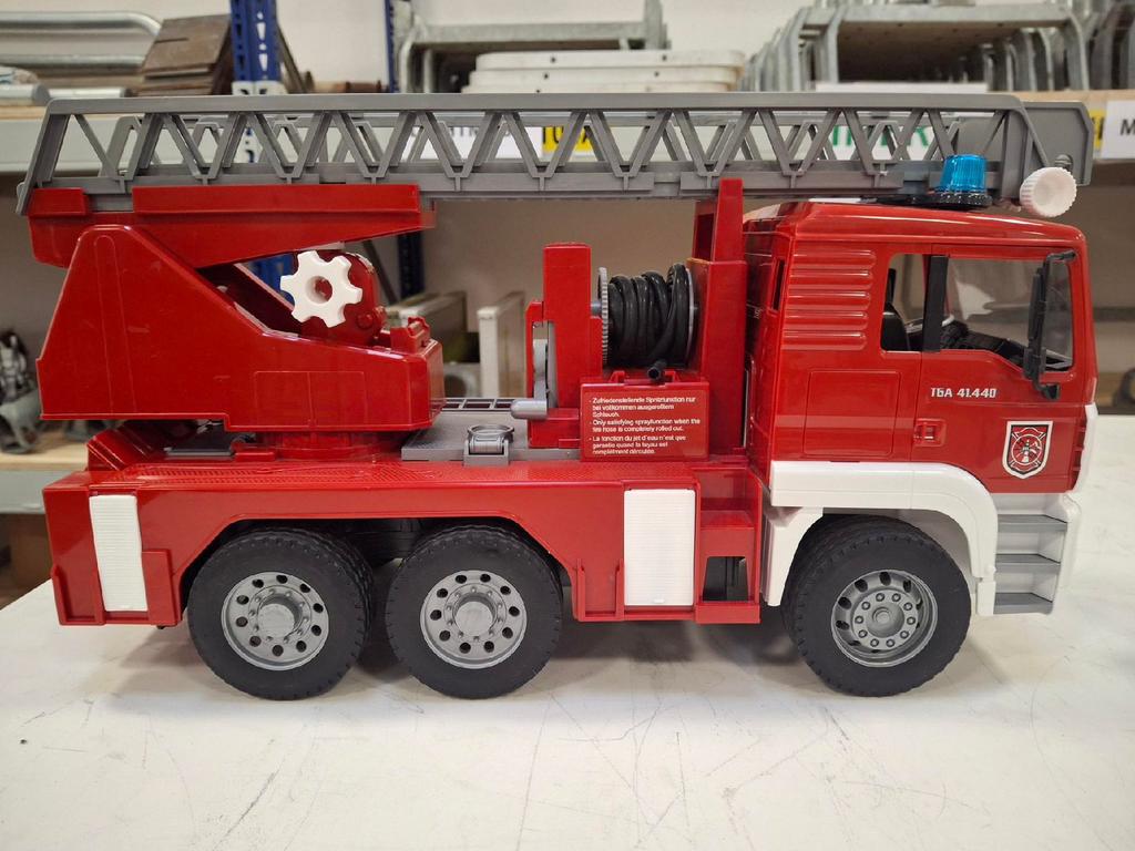 Bruder MAN TGA in brandweer uitvoering, Kinderen en Baby's, Speelgoed | Speelgoedvoertuigen, Ophalen of Verzenden, Zo goed als nieuw