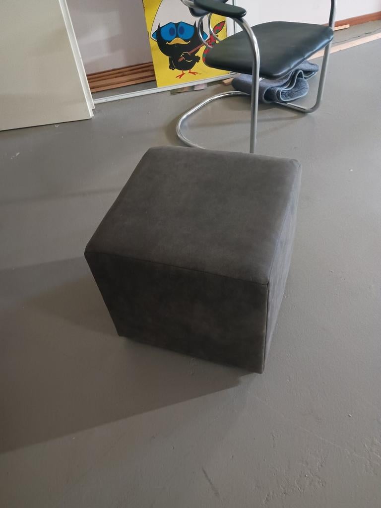 Mooie grijze hocker, Gebruikt, Ophalen of Verzenden, 50 tot 75 cm, Vierkant