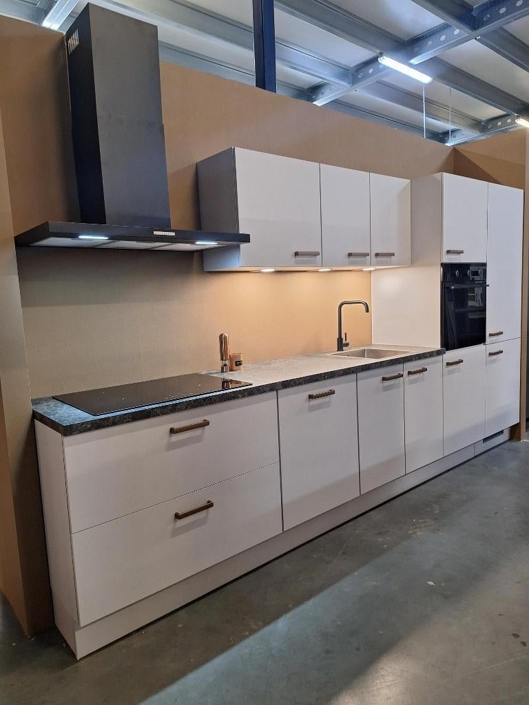 Showroomkeuken uitverkoop! – Compleet met app – Keuken Danny