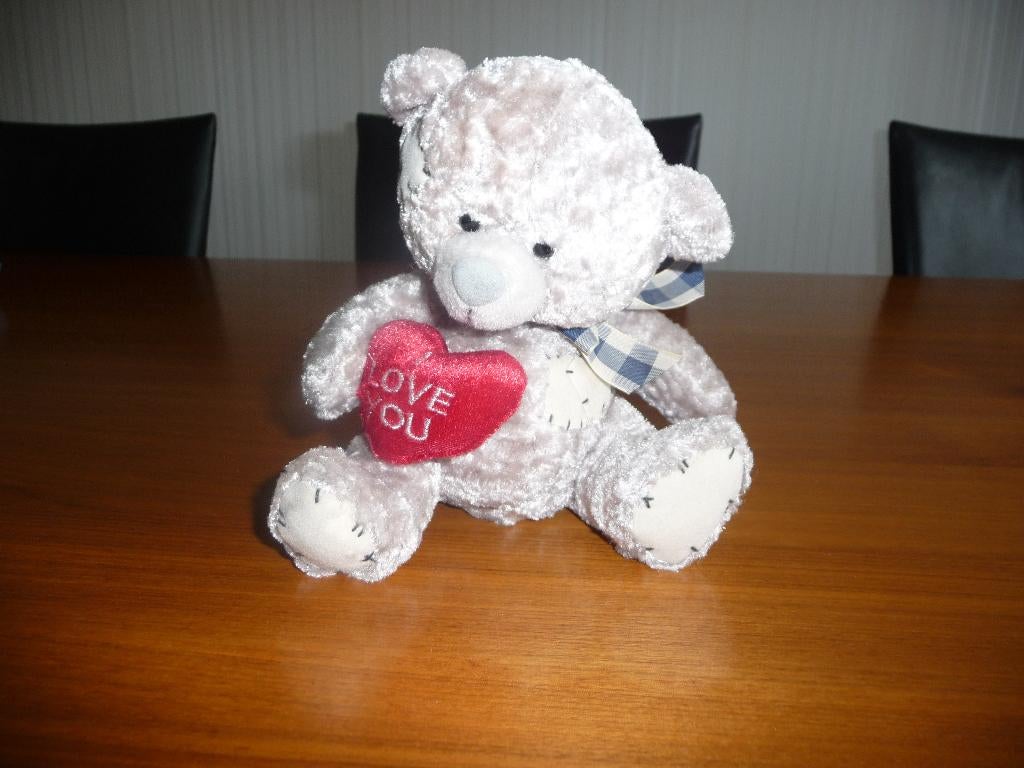 Pluchen beer met I love you er op. Rood hartje., Ophalen of Verzenden, Nieuw, Feestartikel, Valentijn of Romantisch