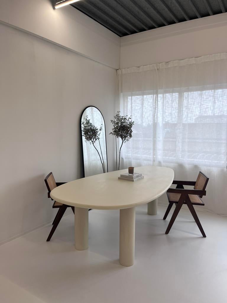 NIEUW!! Beton ciré eettafel met 3 poten., Huis en Inrichting, Ophalen of Verzenden, Vijf personen of meer, Overige vormen, Nieuw