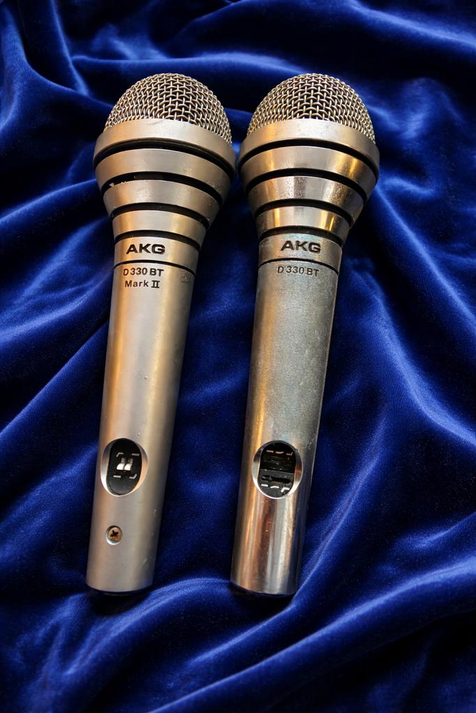 2 AKG D330BT Microfoons - 1 Werkend, 1 Defect, Ophalen of Verzenden, Gebruikt, Zangmicrofoon