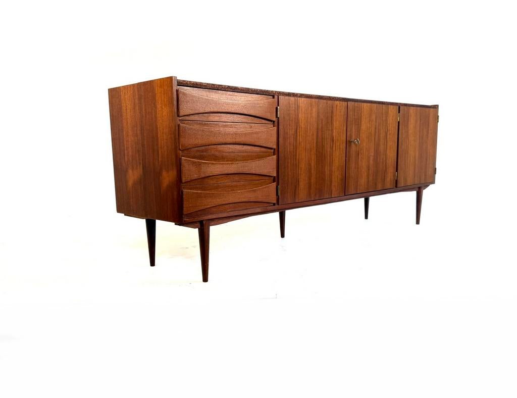 Vintage teakhouten sideboard, Model 52T, Matthew Koch ‘60, Met deur(en), 150 tot 200 cm, Teakhout, Ophalen of Verzenden