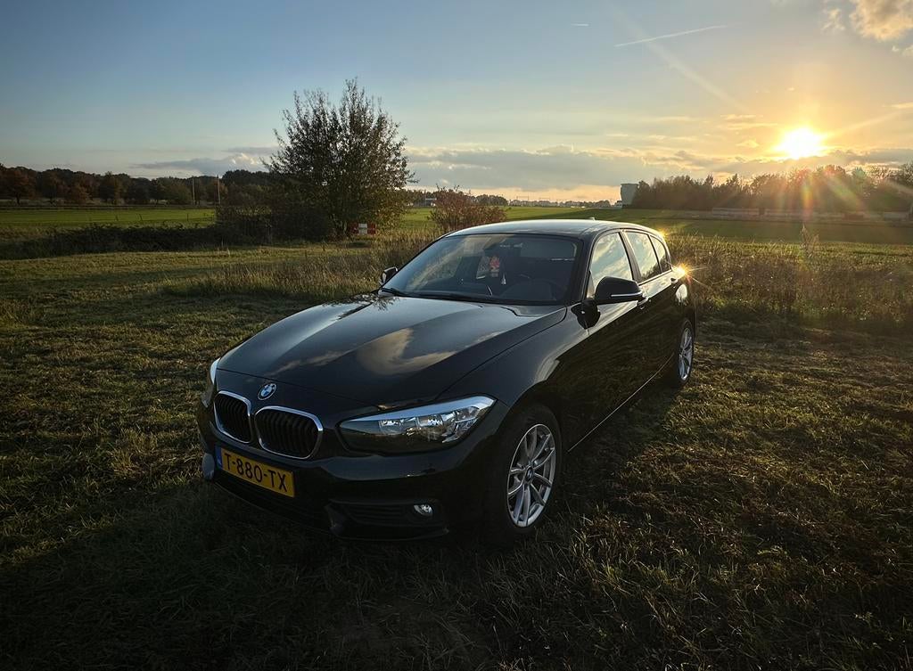 BMW 1-Serie 118i 136pk 2017 Zwart, Auto's, BMW, 1-Serie, 65 €/maand, 1280 kg, Zwart