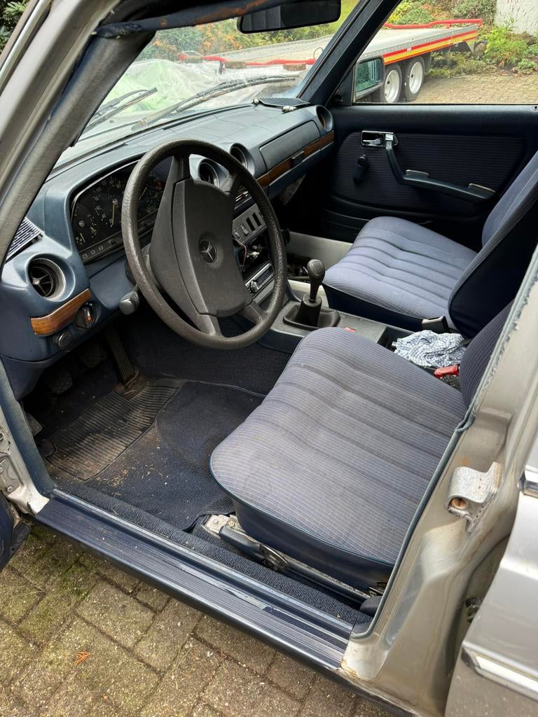 Mercedes Benz 230E 5 bak zilvergrijs met blauw project, foto 5