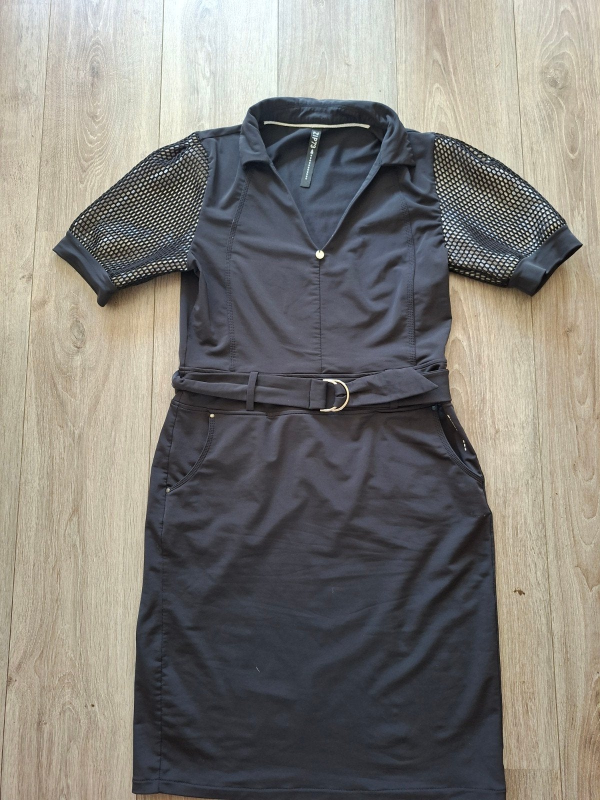 Zwarte jurk met mesh mouwen en riem, Kleding | Dames, Maat 38/40 (M), Zwart, Zip73, Ophalen of Verzenden