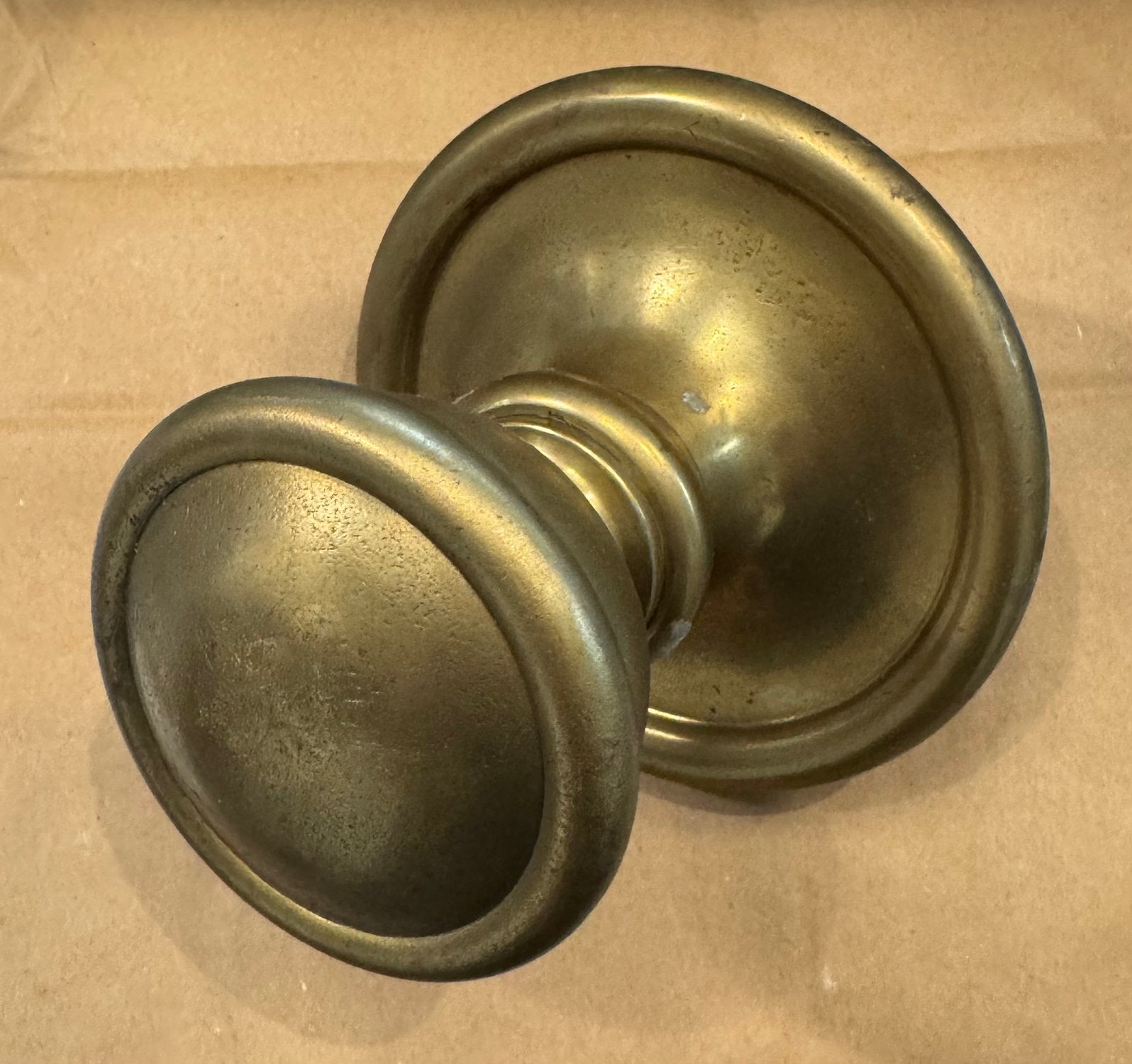 Forse antiek messing deurknop 2,7 kilo !  Rozet 13,5 cm, Ophalen of Verzenden