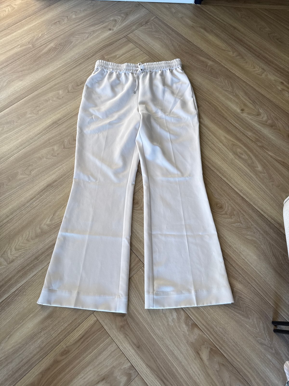 Elegante satijnen broek van Herzen's Angelegenheit maat 42, Kleding | Dames, Beige, Maat 42/44 (L), Ophalen of Verzenden, Zo goed als nieuw