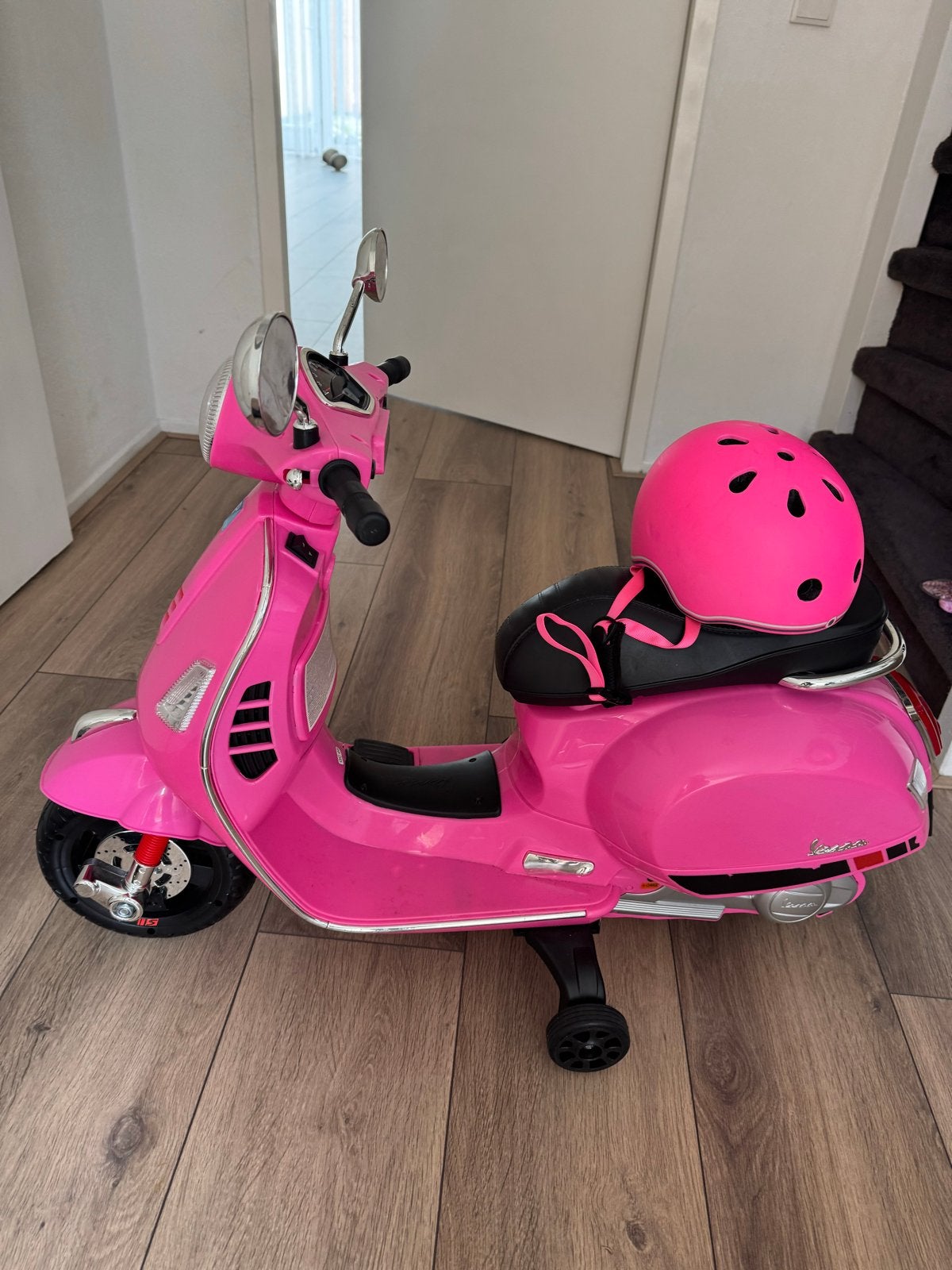 Roze Kindermotor Vespa met Helm - Zo goed als nieuw, Ophalen of Verzenden, Zo goed als nieuw