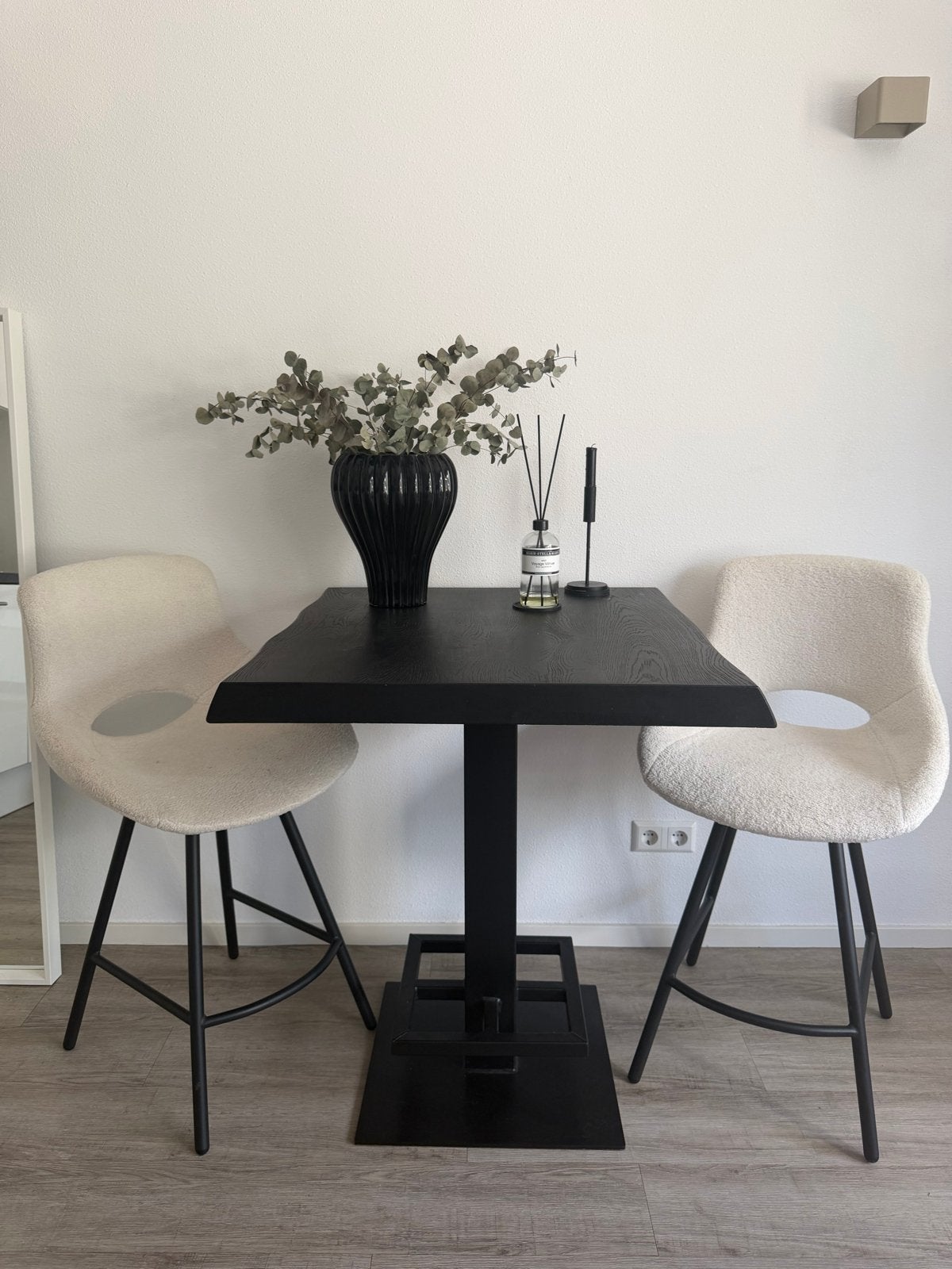 Massief eiken houten zwarte bartafel met twee boucle stoelen, Ophalen, 100 tot 150 cm, Vierkant, Tot twee personen