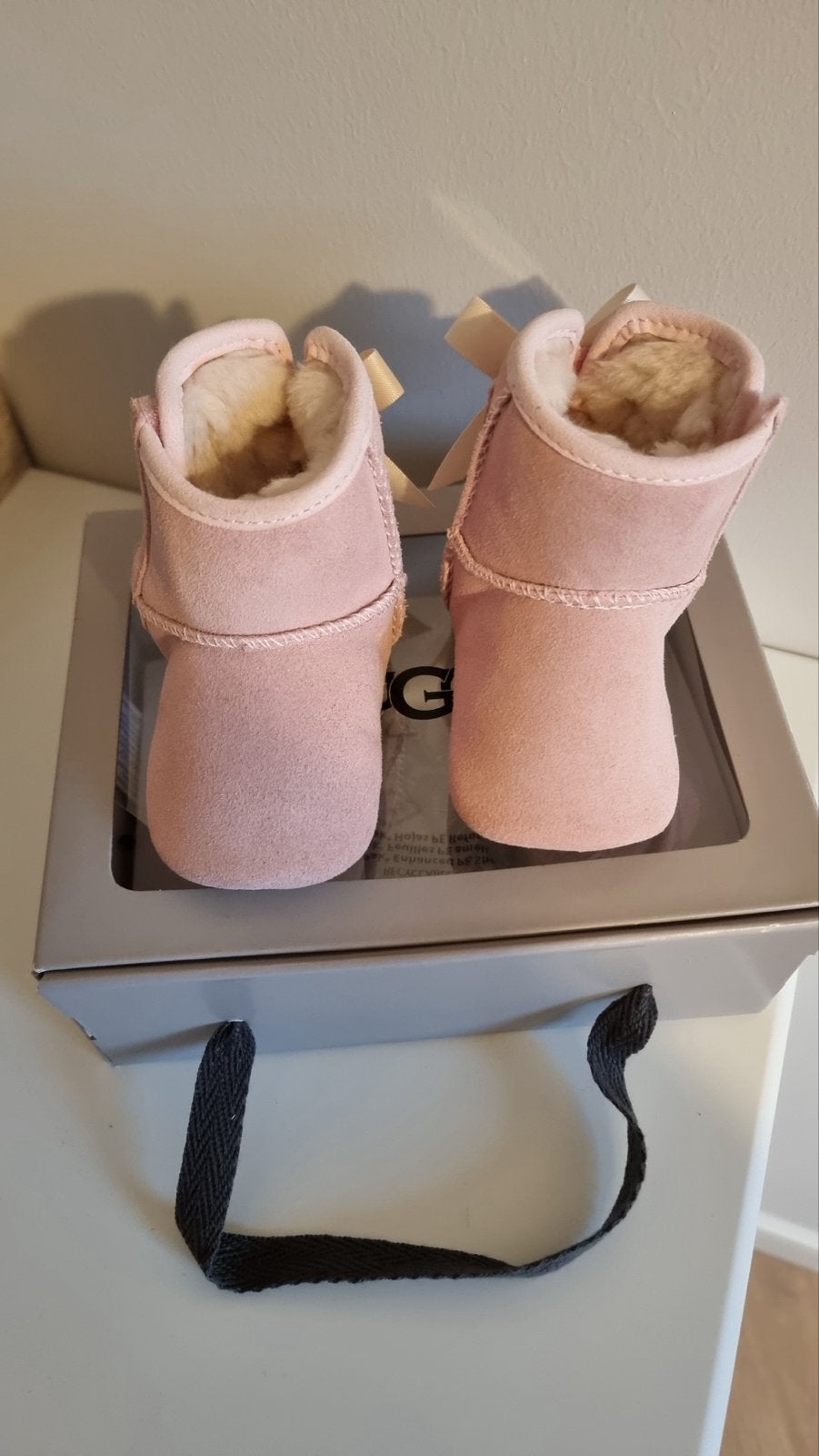 Nieuwe UGG Jesse Bow II en Beanie set - Roze (0-6 mnd), Ophalen of Verzenden, Nieuw, Meisje