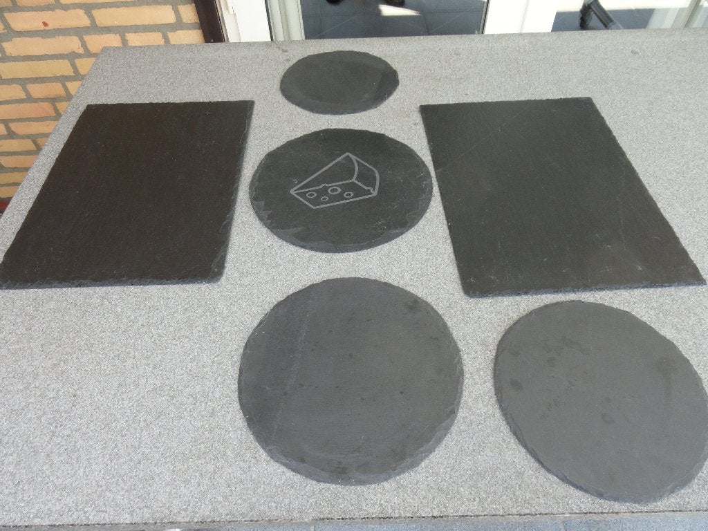 2 leistenen place-mats en 4 serveer-plankjes/borden z.g.a.n., Ophalen, Overige typen, Zwart, Natuurlijk materiaal