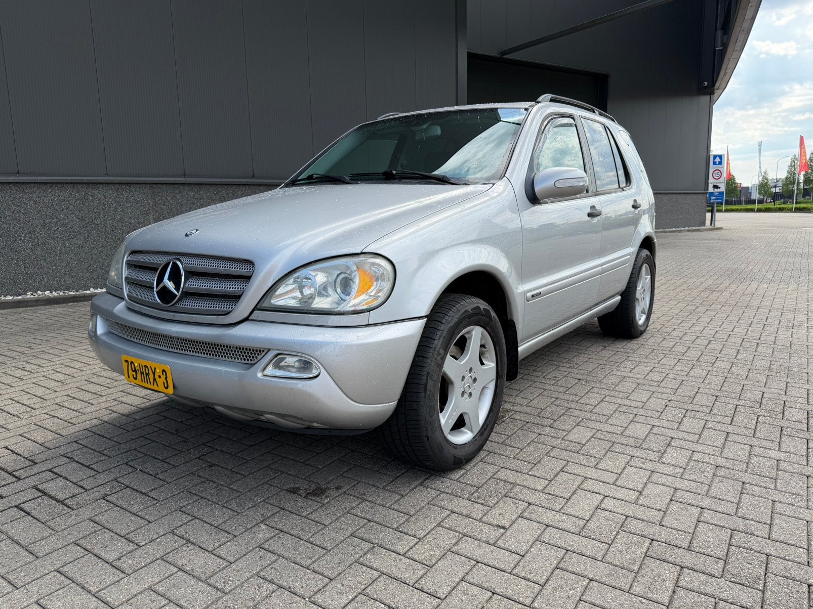 Mercedes-Benz ML350 3.7 2003 brilliantzilver W163, Auto's, Mercedes-Benz, Automaat, Bluetooth, Zwart, 138 €/maand