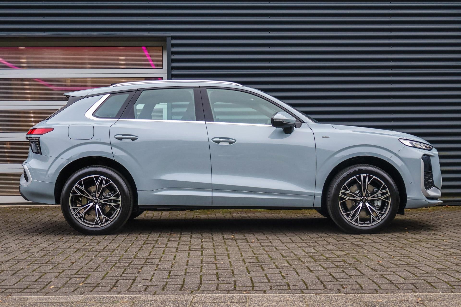Audi Q3 1.5 e-hybrid 272pk S edition | Trekhaak | 19" Velgen, Auto's, 12 maanden, 1800 kg, 1498 cc, 4 cilinders