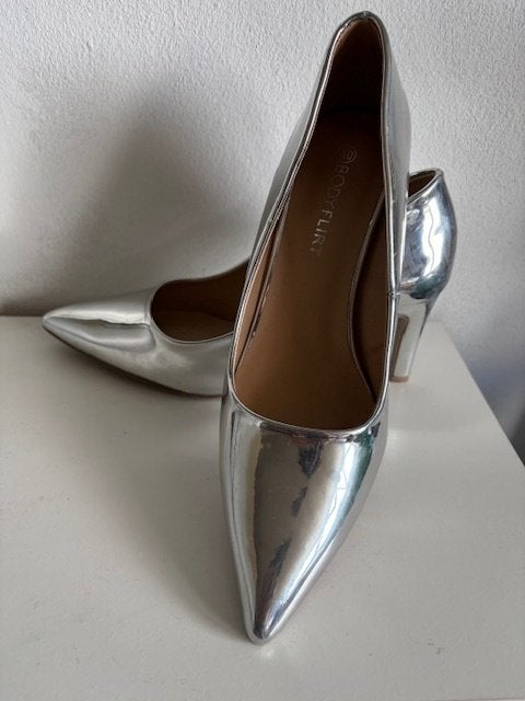 Zilver metallic lak schoen, Kleding | Dames, Schoenen, Pumps, Overige kleuren, Ophalen of Verzenden, Zo goed als nieuw