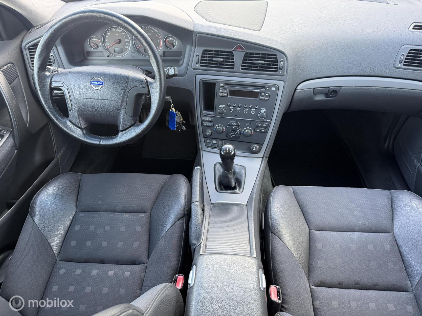 Volvo V70 2.4 Kinetic YOUNGTIMER, Voorwielaandrijving, Gebruikt, Zilver of Grijs, 5 cilinders